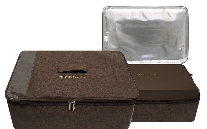 PREMIUM GIFT 문구가 있는 갈색 보냉 가방과 안쪽의 선물 상자